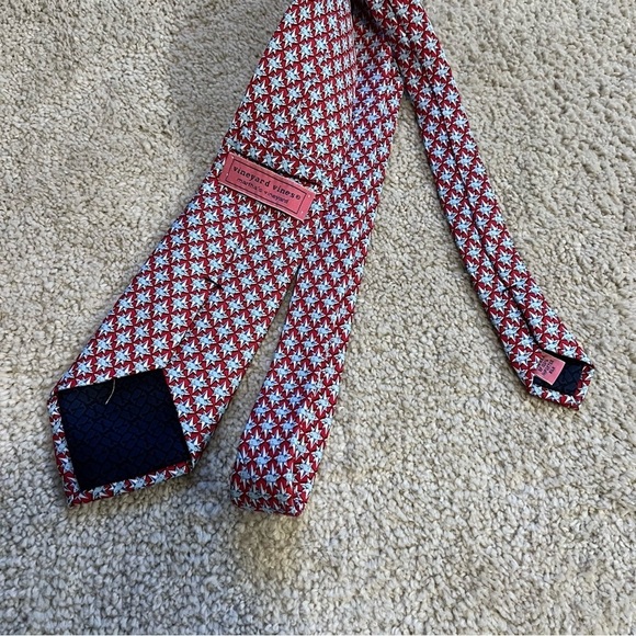 Men’s Vineyard Vines red whale patterned pure silk tie - Picture 2 of 5